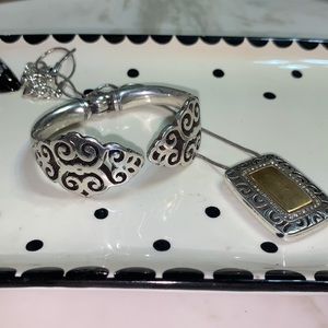 Brighton jewelry! Beautiful jewelry! Necklace can be worn on both sides.